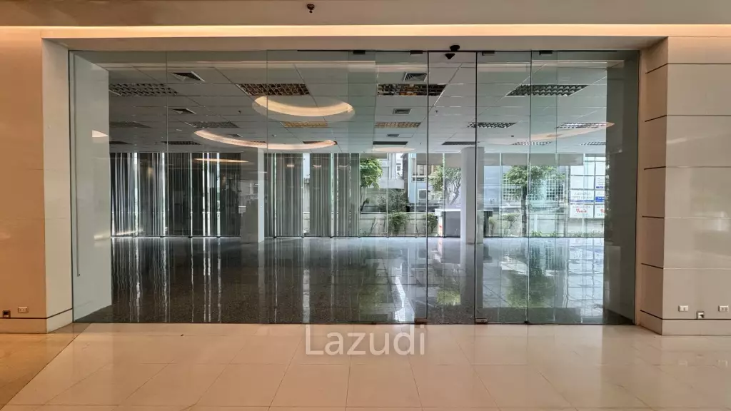Spacious Retail Space with Modern Design on Soi Convent
