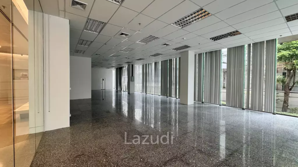 Spacious Retail Space with Modern Design on Soi Convent