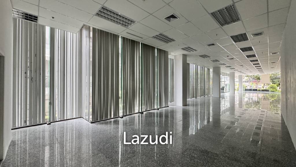 Spacious Retail Space with Modern Design on Soi Convent