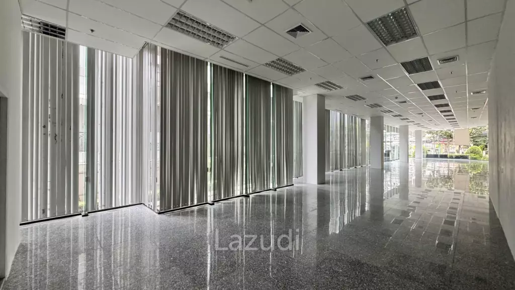 Spacious Retail Space with Modern Design on Soi Convent