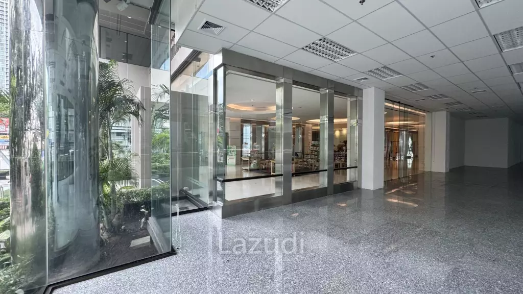 Spacious Retail Space with Modern Design on Soi Convent