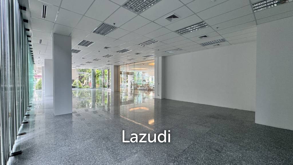 Spacious Retail Space with Modern Design on Soi Convent