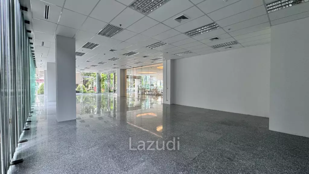 Spacious Retail Space with Modern Design on Soi Convent