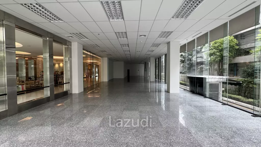 Spacious Retail Space with Modern Design on Soi Convent
