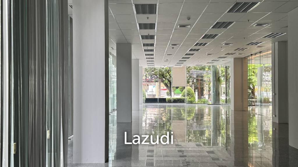 Spacious Retail Space with Modern Design on Soi Convent