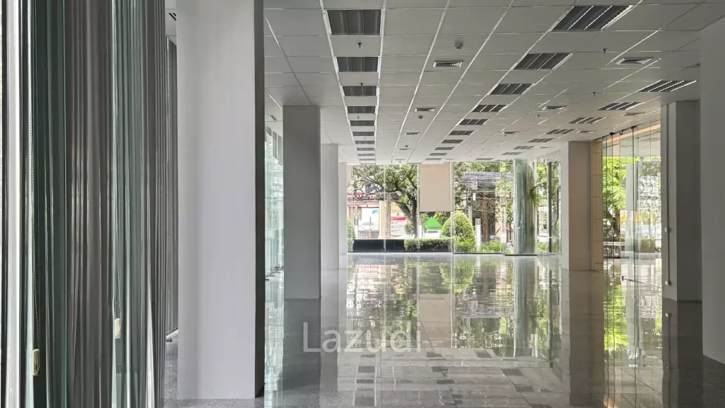 Spacious Retail Space with Modern Design on Soi Convent