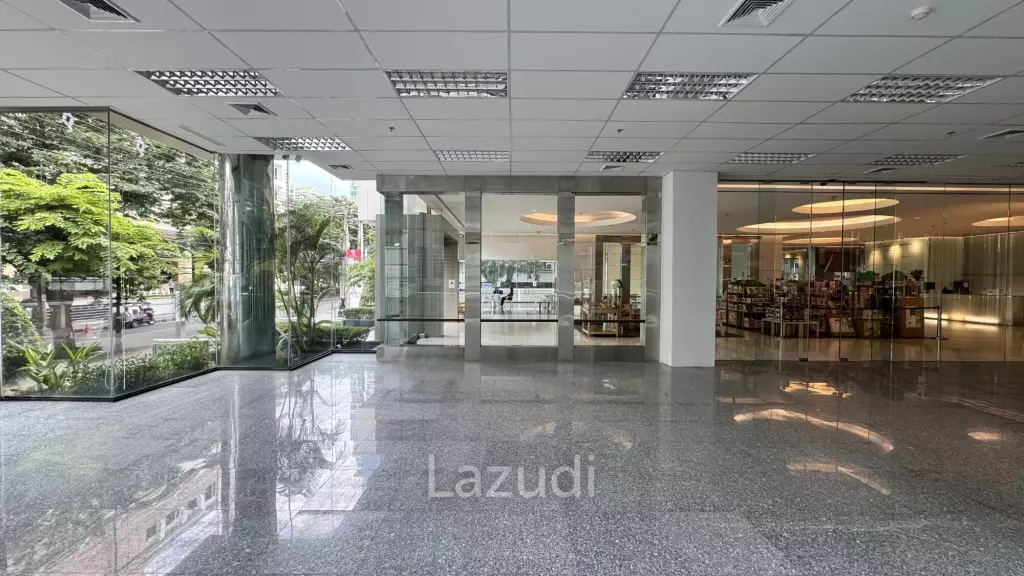 Spacious Retail Space with Modern Design on Soi Convent