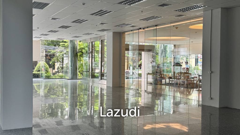 Spacious Retail Space with Modern Design on Soi Convent