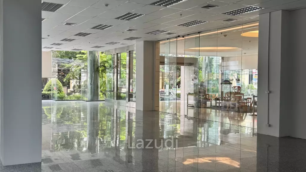 Spacious Retail Space with Modern Design on Soi Convent