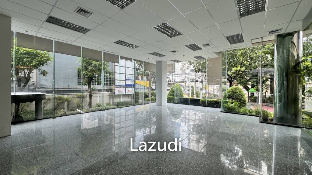 Spacious Retail Space with Modern Design on Soi Convent