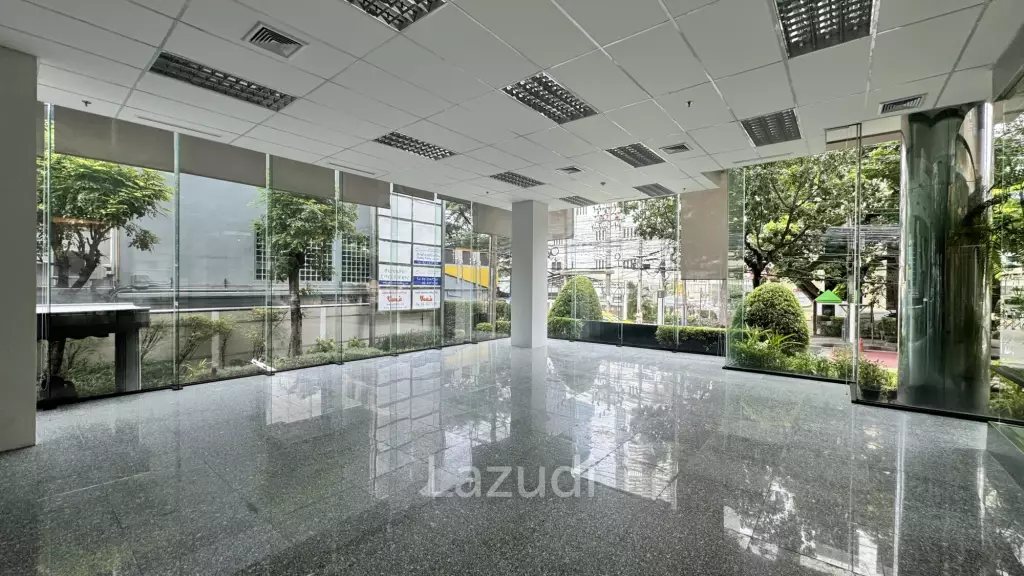 Spacious Retail Space with Modern Design on Soi Convent