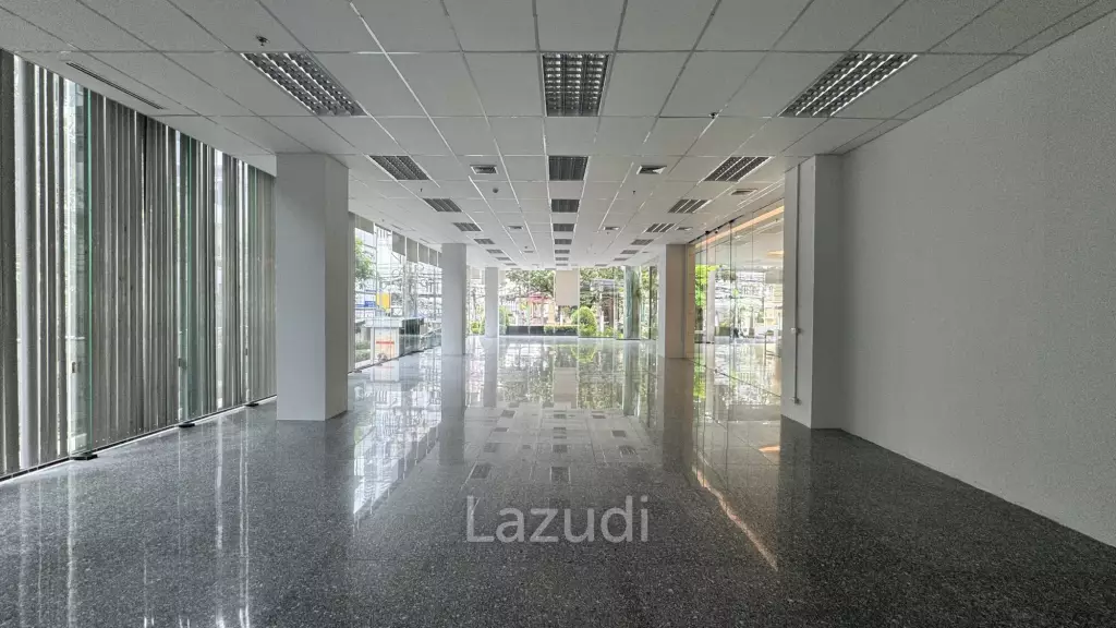 Spacious Retail Space with Modern Design on Soi Convent