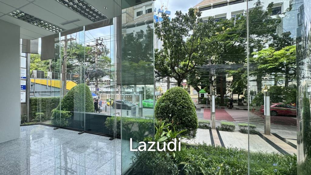 Spacious Retail Space with Modern Design on Soi Convent