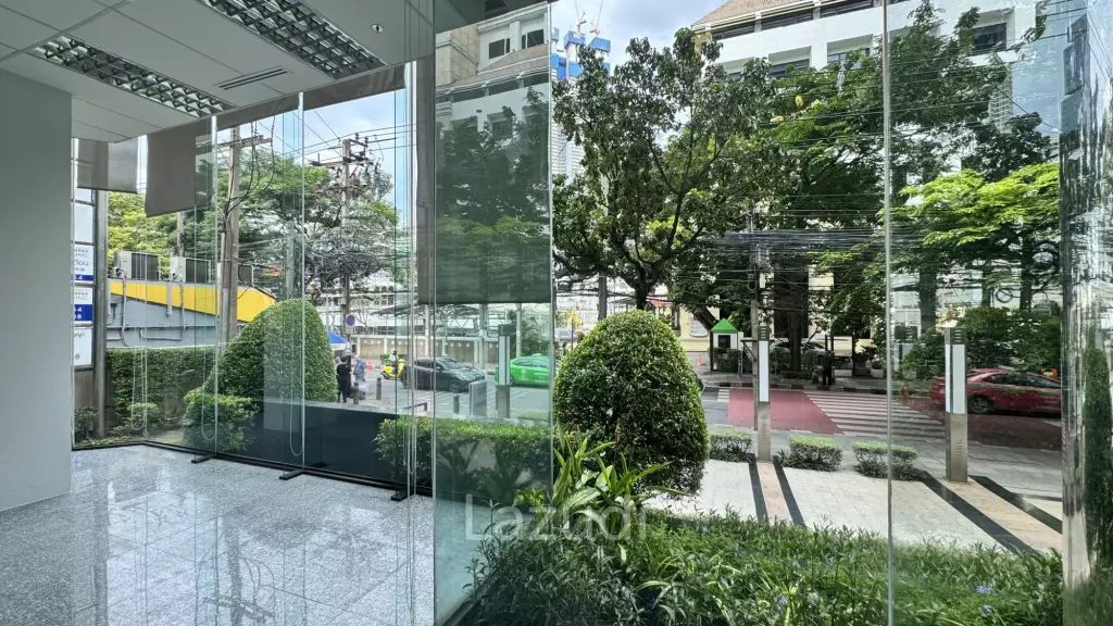 Spacious Retail Space with Modern Design on Soi Convent