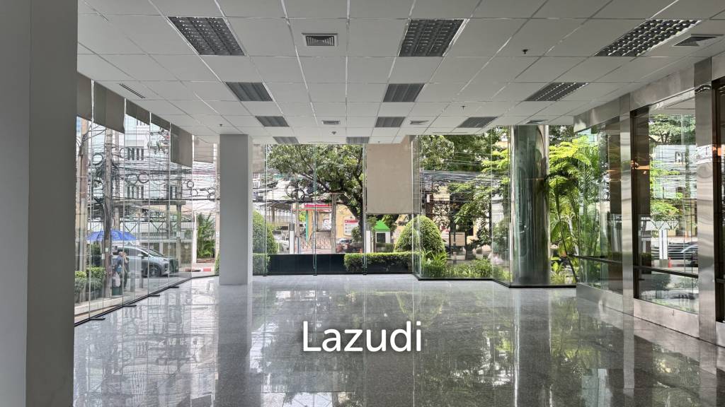 Spacious Retail Space with Modern Design on Soi Convent