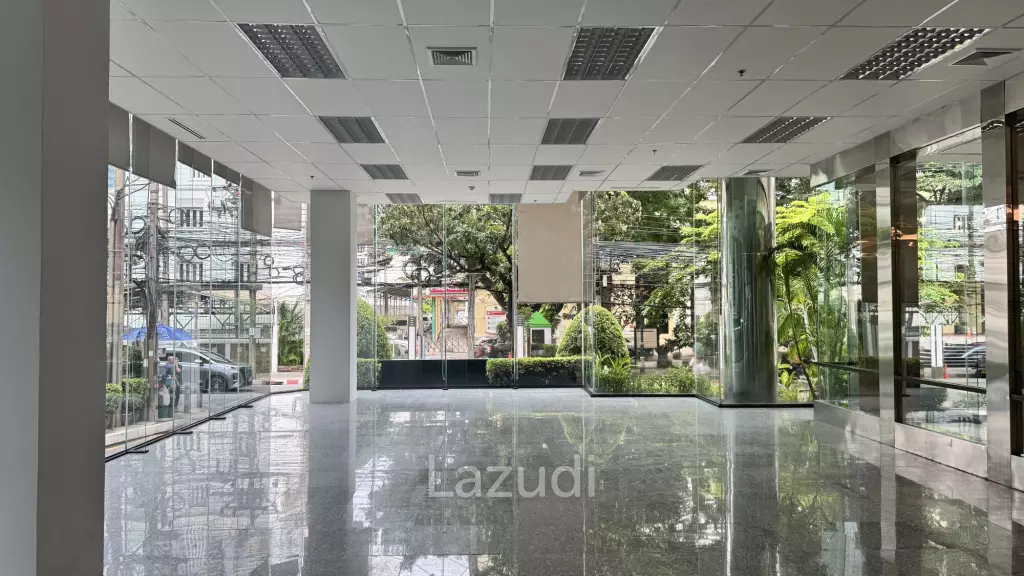 Spacious Retail Space with Modern Design on Soi Convent