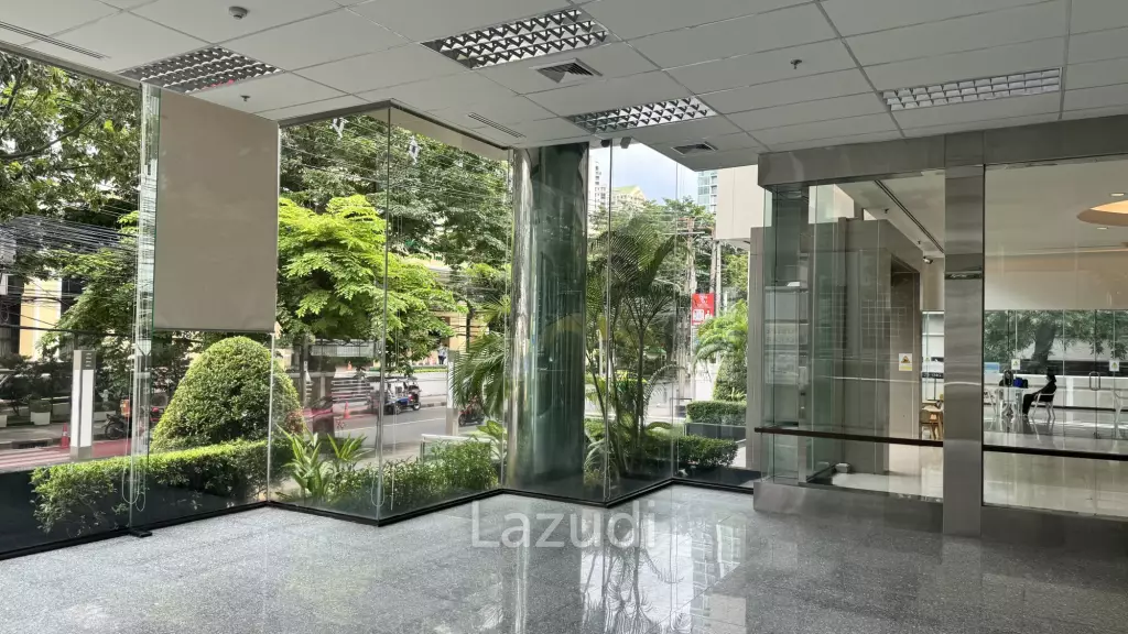 Spacious Retail Space with Modern Design on Soi Convent