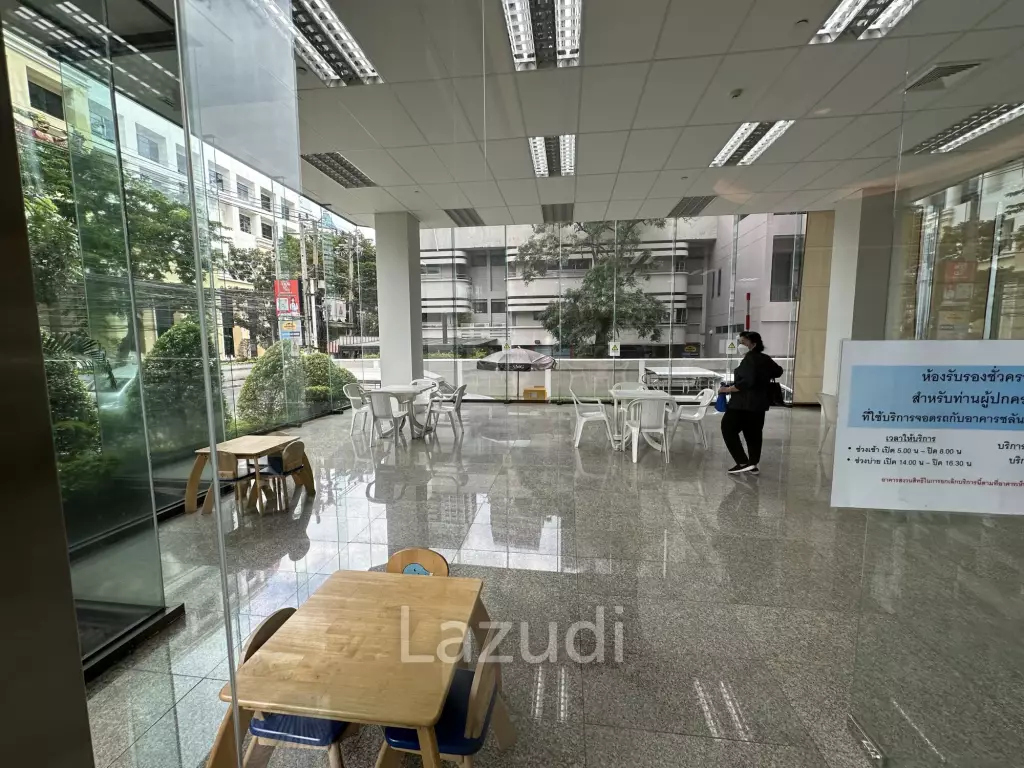 Modern Unfurnished Retail Space on Soi Convent