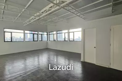 Spacious Industrial Style Studio in Sathon