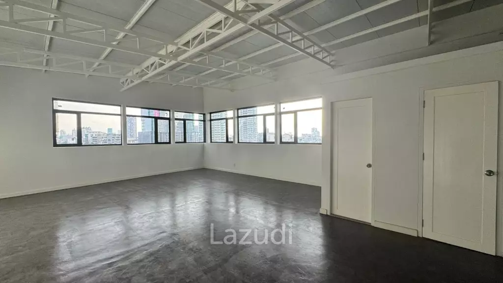 Spacious Industrial Style Studio in Sathon