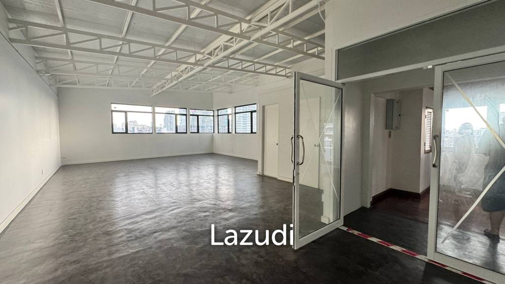 Spacious Industrial Style Studio in Sathon