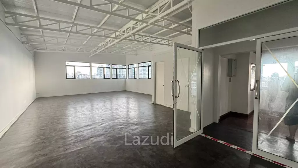 Spacious Industrial Style Studio in Sathon