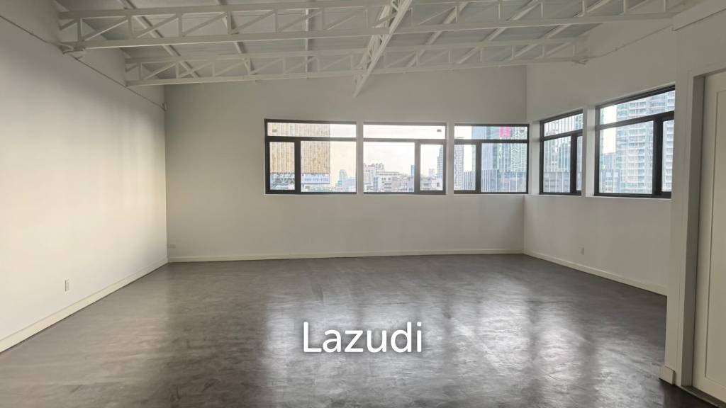 Spacious Industrial Style Studio in Sathon