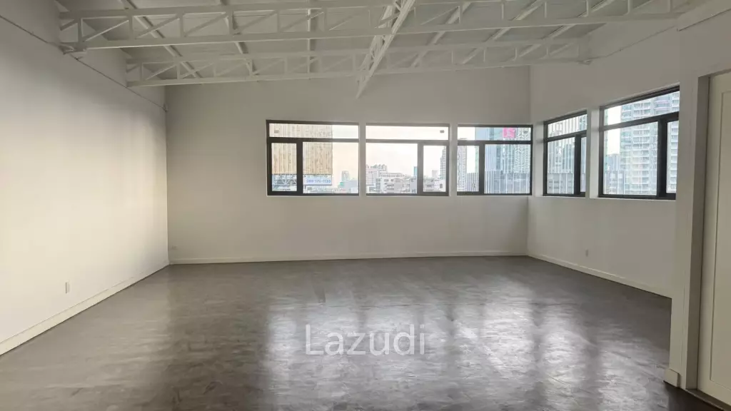 Spacious Industrial Style Studio in Sathon