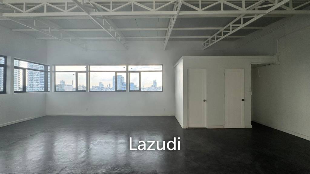 Spacious Industrial Style Studio in Sathon