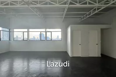 Spacious Industrial Style Studio in Sathon