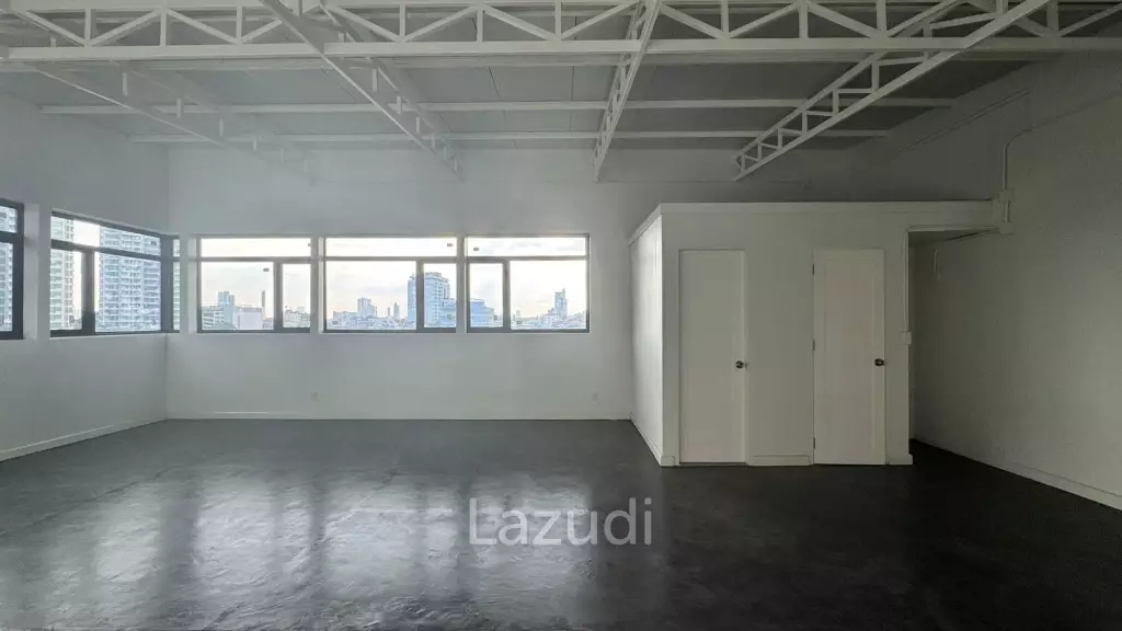 Spacious Industrial Style Studio in Sathon