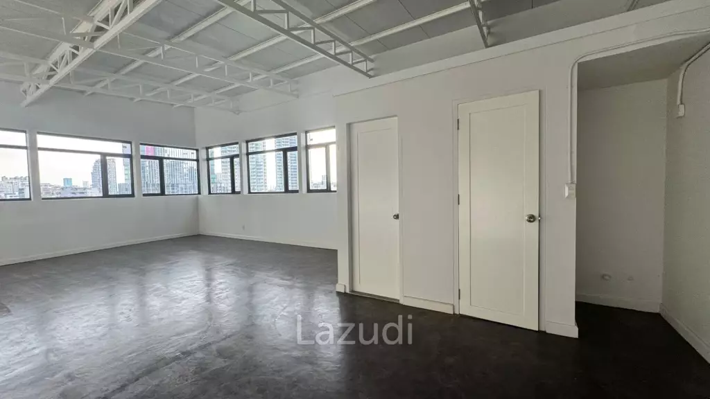 Spacious Industrial Style Studio in Sathon