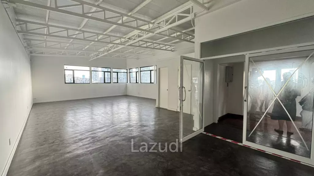 Spacious Industrial Style Studio in Sathon