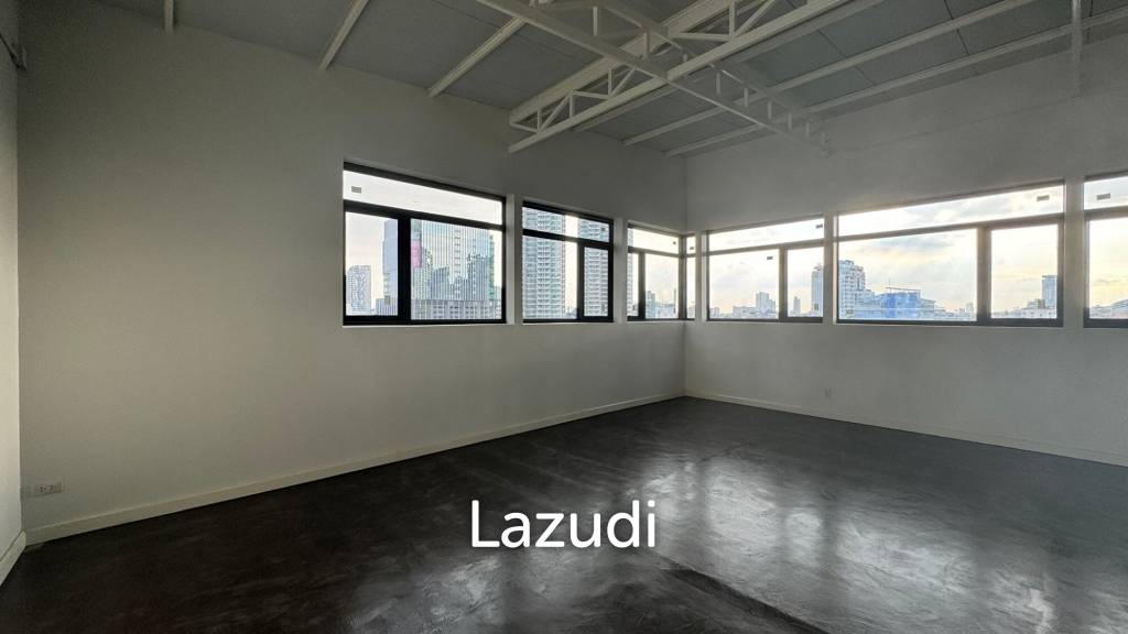 Spacious Industrial Style Studio in Sathon