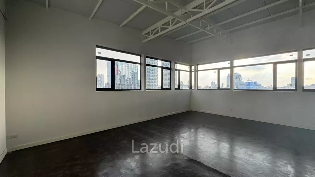 Spacious Industrial Style Studio in Sathon