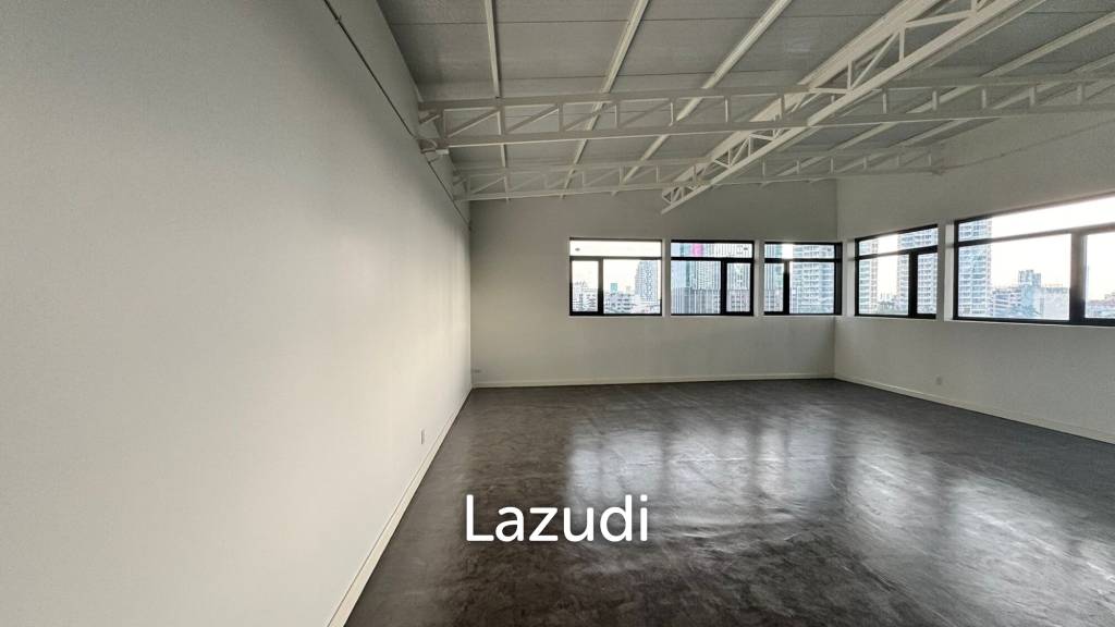 Spacious Industrial Style Studio in Sathon
