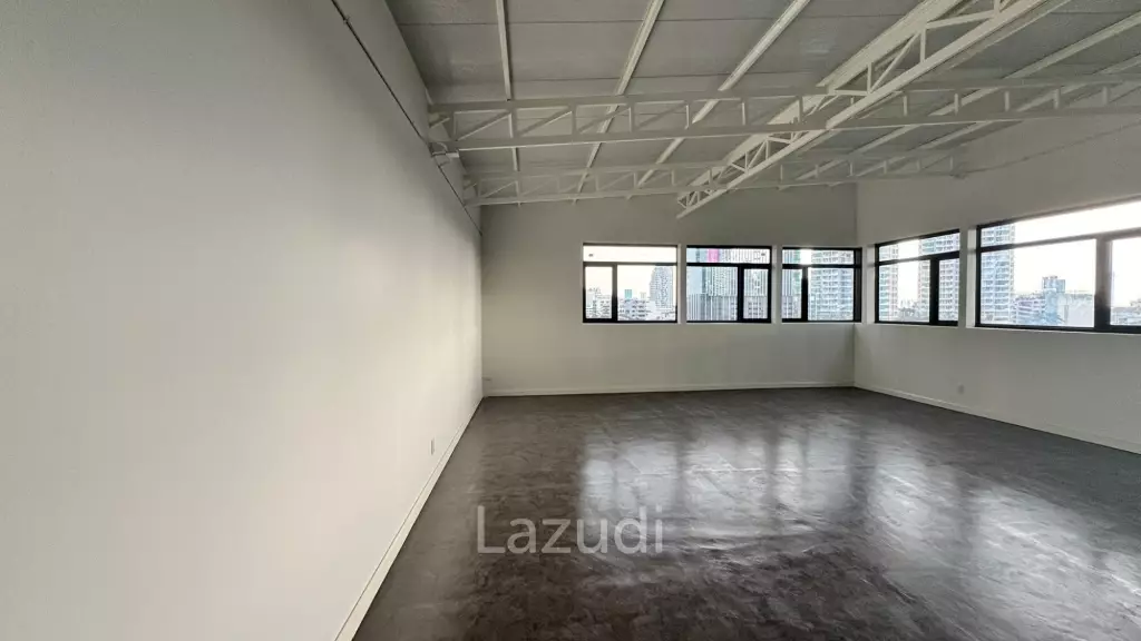 Spacious Industrial Style Studio in Sathon