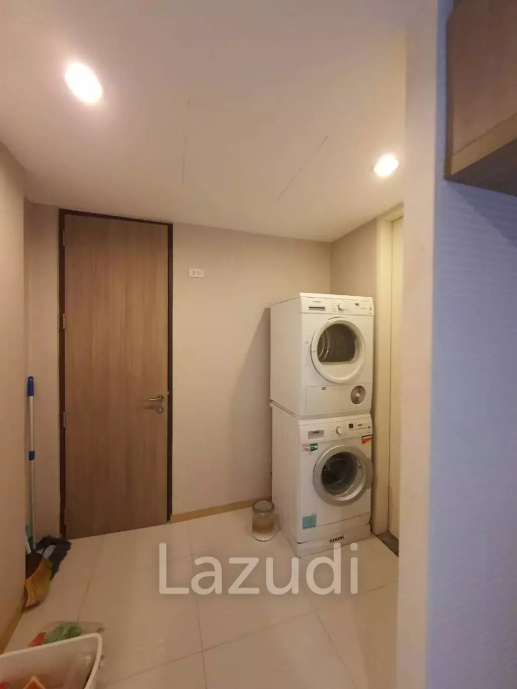 Luxurious High-Rise Condo in Sathorn Bangkok