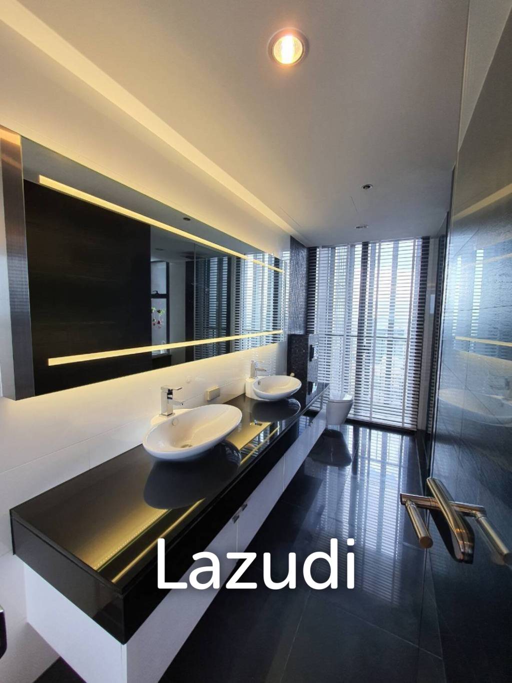 Luxurious High-Rise Condo in Sathorn Bangkok