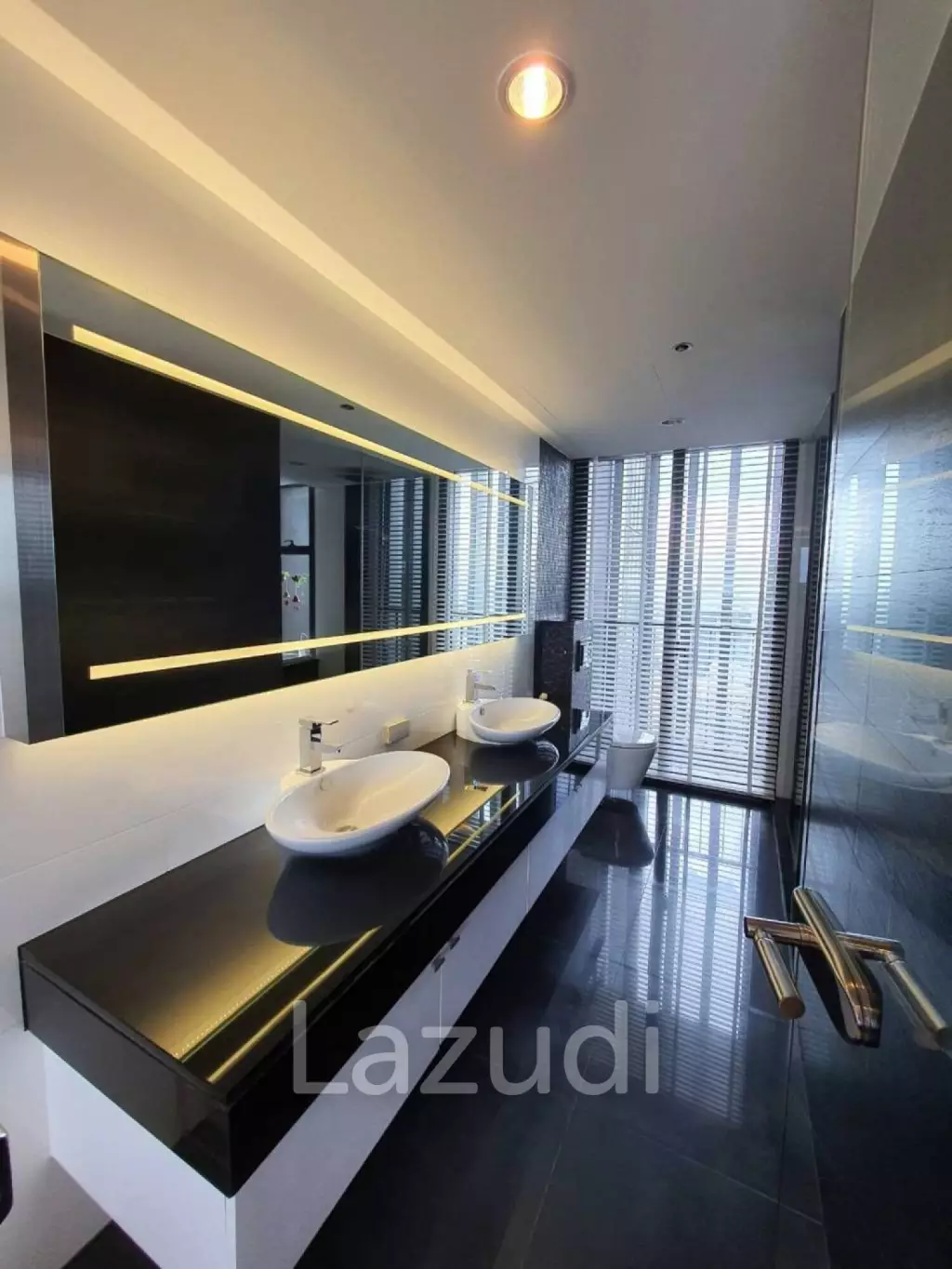 Luxurious High-Rise Condo in Sathorn Bangkok