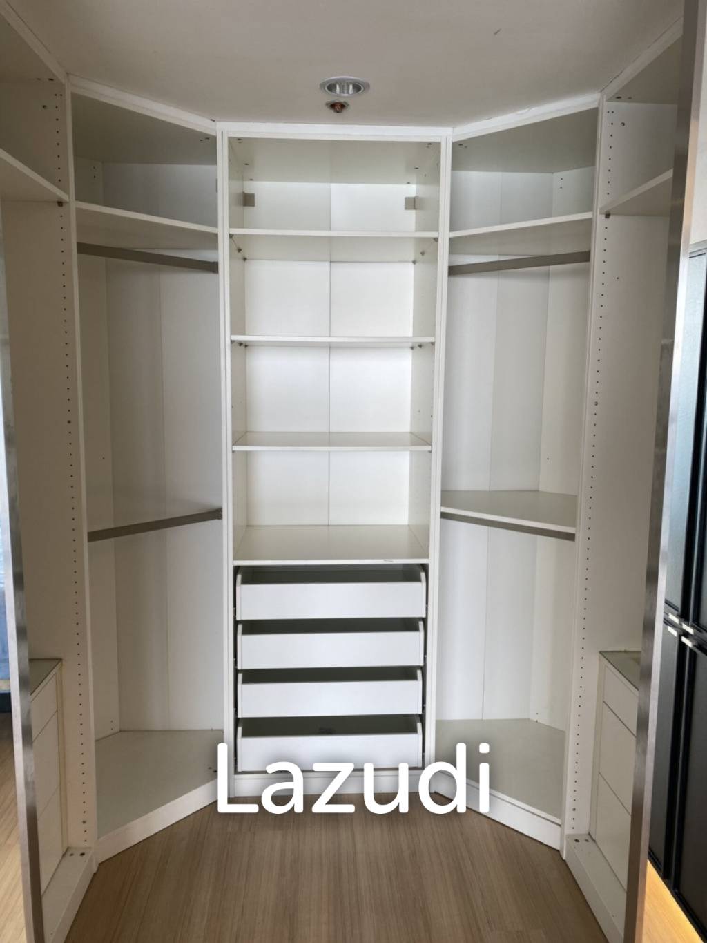 Luxurious High-Rise Condo in Sathorn Bangkok