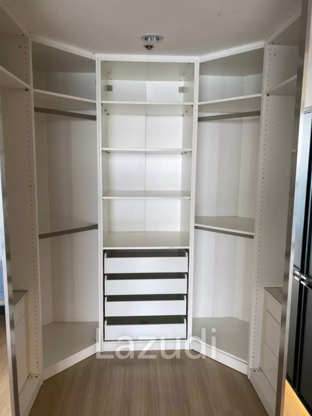 Luxurious High-Rise Condo in Sathorn Bangkok