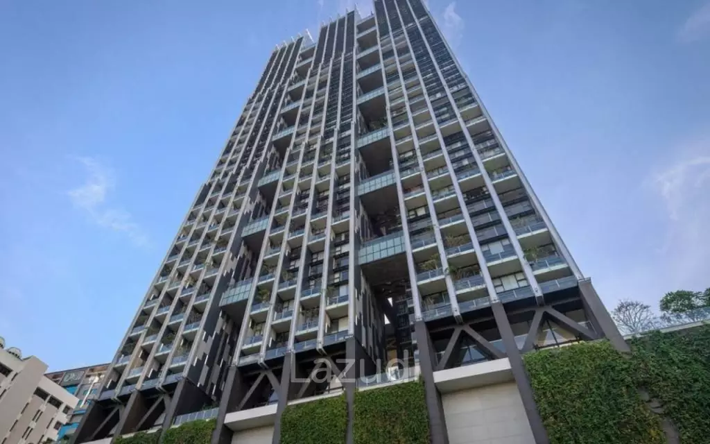Luxurious High-Rise Condo in Sathorn Bangkok