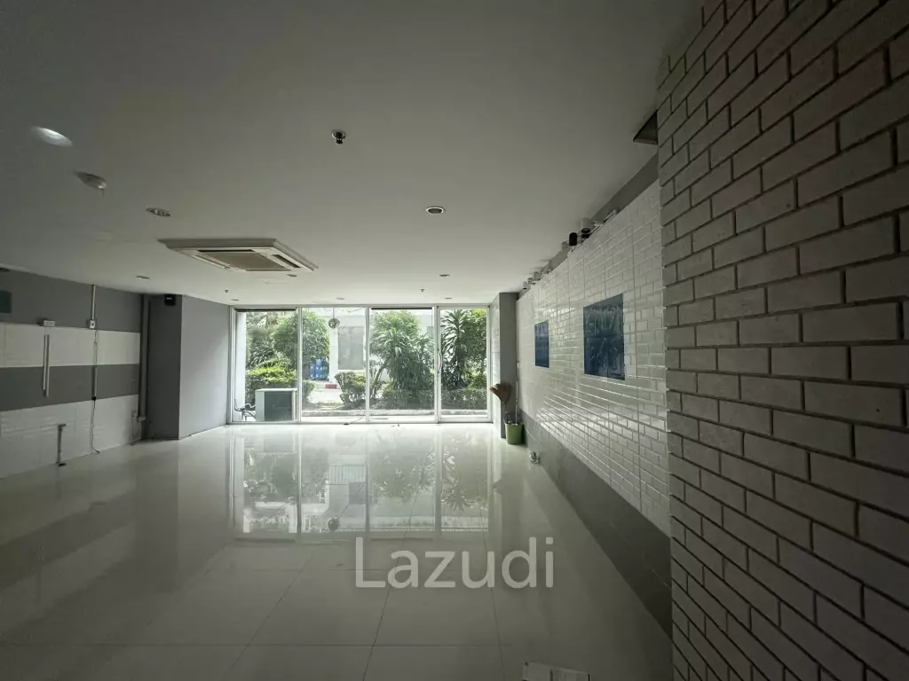 Modern Retail Space in Prime Khlong Toei Nuea Location
