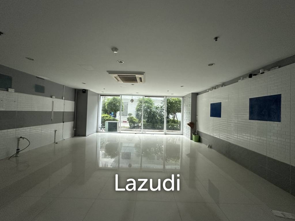 Modern Retail Space in Prime Khlong Toei Nuea Location