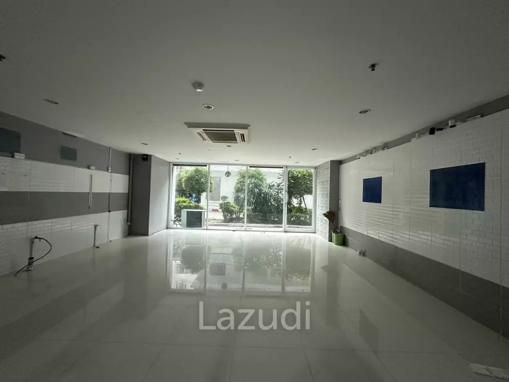 Modern Retail Space in Prime Khlong Toei Nuea Location