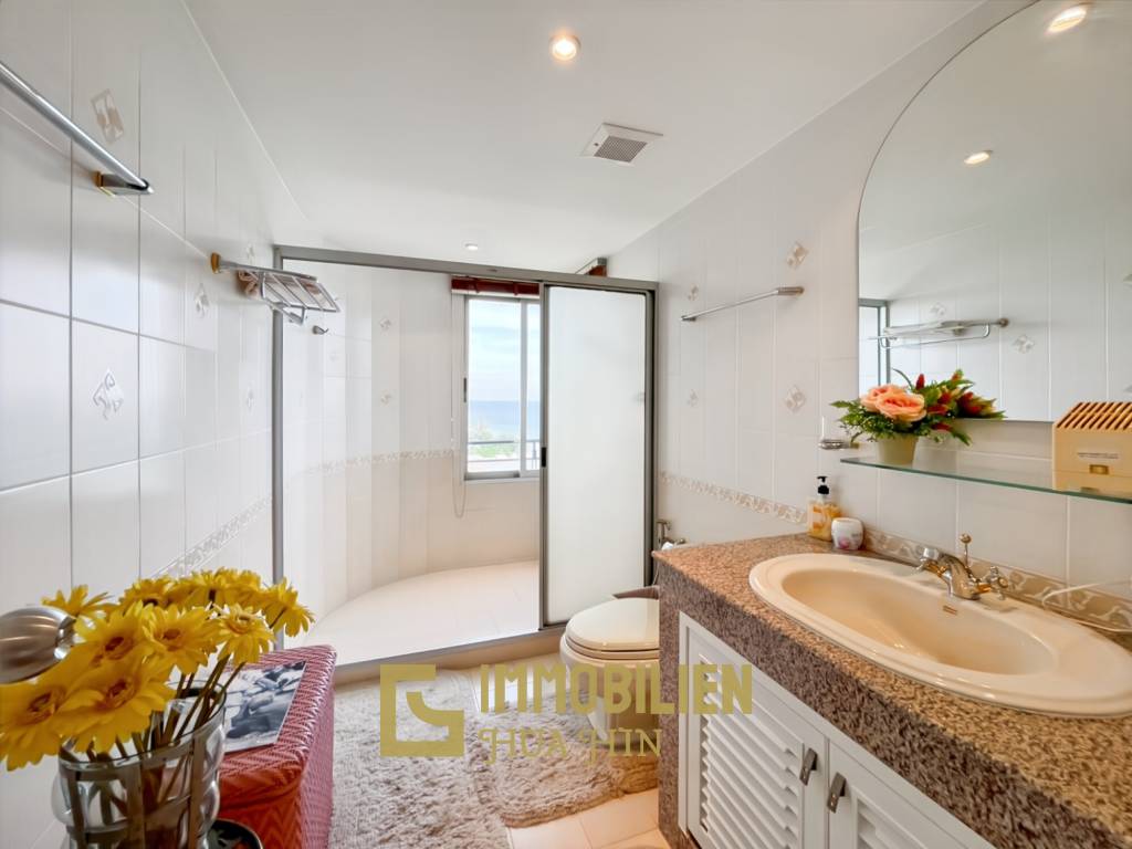 Moderne und luxuriöse Eigentumswohnung mit Meerblick im Baan Haad Hua Hin