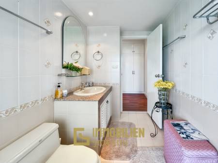 Moderne und luxuriöse Eigentumswohnung mit Meerblick im Baan Haad Hua Hin