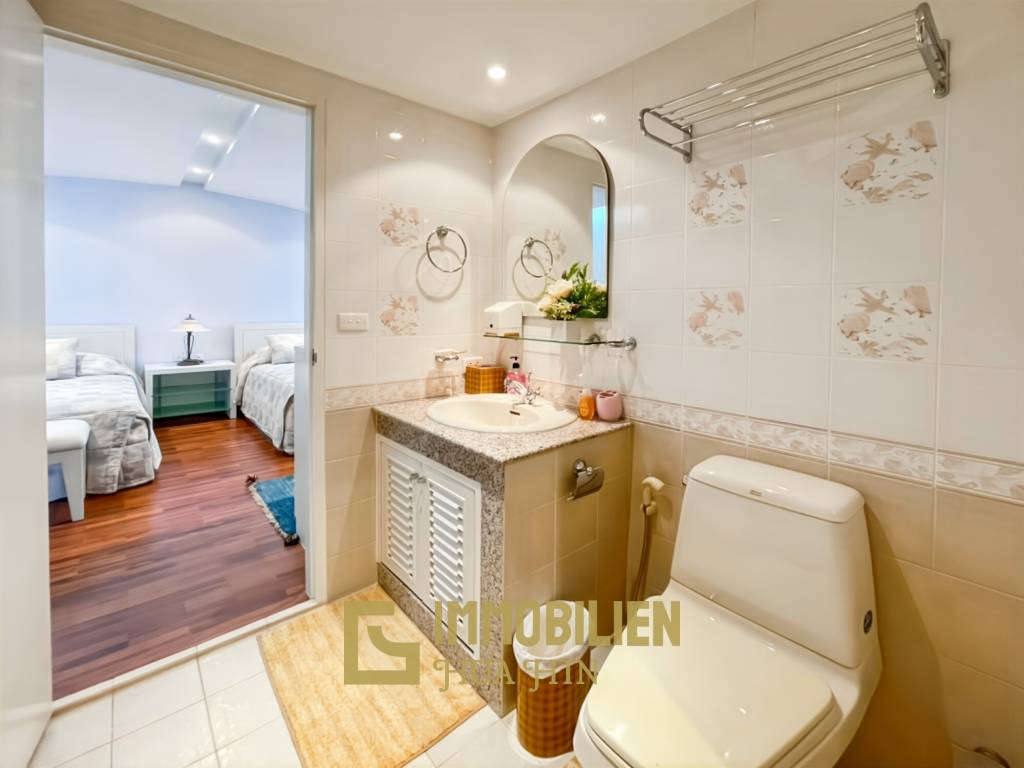 Moderne und luxuriöse Eigentumswohnung mit Meerblick im Baan Haad Hua Hin