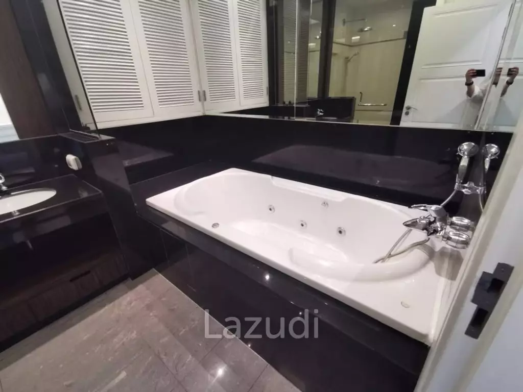 Luxurious 5 Bedroom Condo at Royal Residence Park